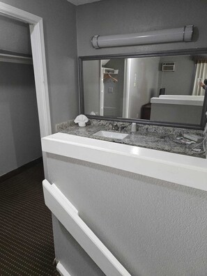 Shower, hair dryer, towels, soap - Furnished and Spacious 2-Bedroom Apartment in Downtown Dallas Medical District (Dallas)