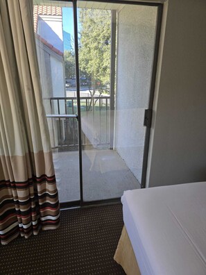 2 bedrooms, iron/ironing board, WiFi, bed sheets - Furnished and Spacious 2-Bedroom Apartment in Downtown Dallas Medical District (Dallas)