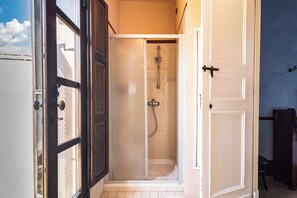 Superior Room, Courtyard View | Bathroom | Towels, soap, shampoo, toilet paper - Palazzo Insula (Gallipoli)