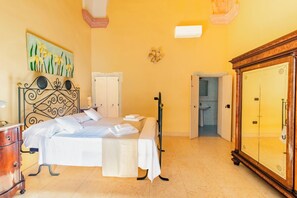 Superior Room, Courtyard View | Minibar - Palazzo Insula (Gallipoli)