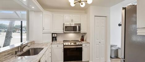 KĂŒhlschrank, Mikrowelle, Ofen, GeschirrspĂŒler