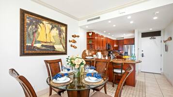 This isn’t just a table—it’s a tropical stage for toast clinks, travel tales, and sunsets peeking through the lanai door