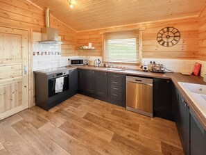 Dishwasher, high chair - 3 bedroom accommodation in Falkirk (Falkirk)