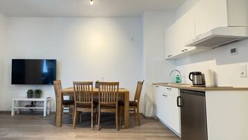 Full-sized fridge, microwave, stovetop, cookware/dishes/utensils