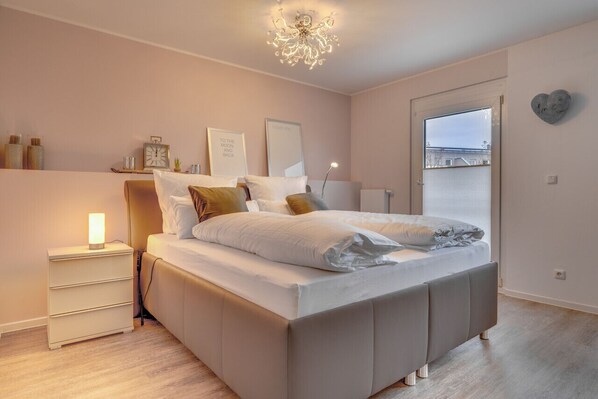 4 bedrooms, iron/ironing board, free WiFi, bed sheets