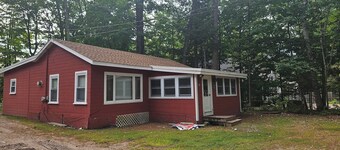 Charming 3-bedroom cabin in Casco with Sebago Lake access and a dock.