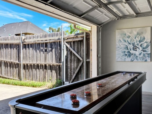 City Gem: 4BR w/ POOL! Sleeps 10