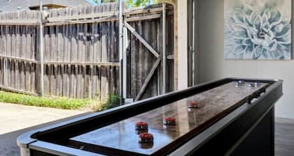 City Gem: 4BR w/ POOL! Sleeps 10