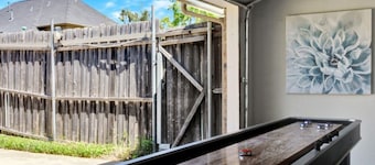 City Gem: 4BR w/ POOL! Sleeps 10