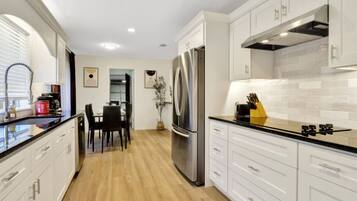 Refrigerador, microondas, horno y lavavajillas