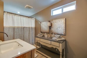 Shower, hair dryer, towels, soap - Designer Condo in Hip Zen Yard! Midtown Phoenix! (Phoenix)