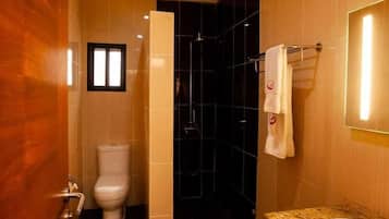 Deluxe Penthouse, City View | Bathroom | Shower, towels, soap, shampoo