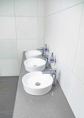 Apartamento superior, vista para a cidade | Banheiro | Chuveiro, toalhas de banho, sabonete, shampoo