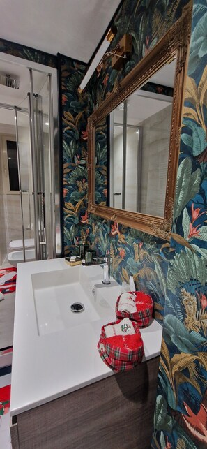 Shower, hair dryer, bidet, towels - Cozy apartment in charming Roma with AC, WiFi (Roma)