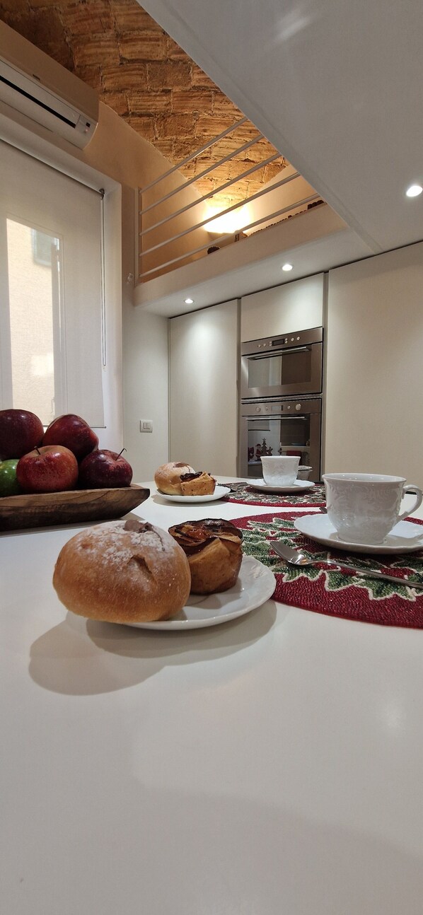 Cozy apartment in charming Roma with AC, WiFi Reviews, Deals & Photos