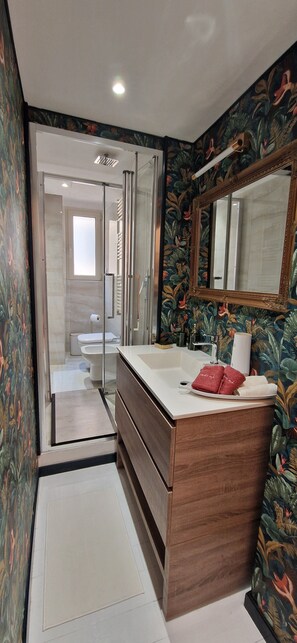 Shower, hair dryer, bidet, towels - Cozy apartment in charming Roma with AC, WiFi (Roma)