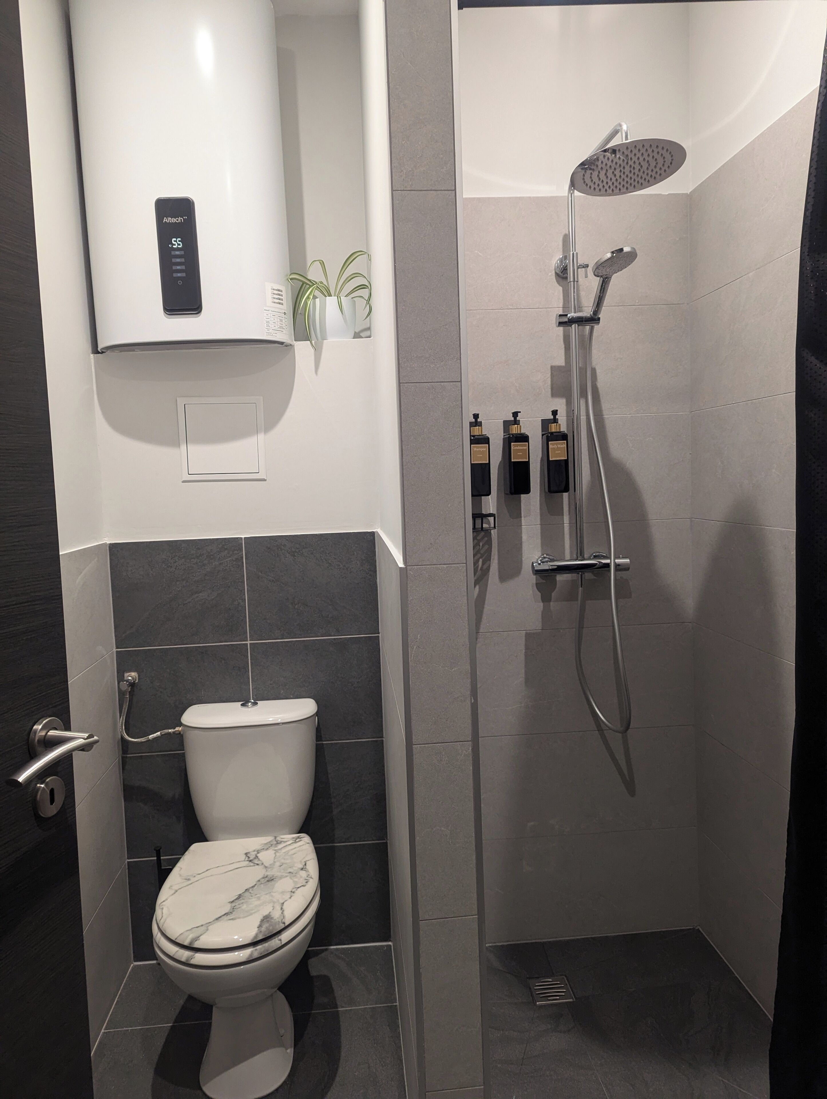Een douche,  milieuvriendelijk toiletgerief, een haardroger, handdoeken
