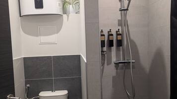 Een douche, milieuvriendelijk toiletgerief, een haardroger, handdoeken