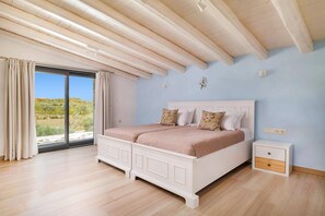 7 bedrooms, WiFi, bed sheets
