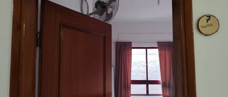 4 chambres, fer et planche à repasser, Wi-Fi gratuit, draps fournis