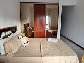 4 bedrooms, iron/ironing board, free WiFi, bed sheets