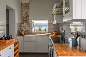 Stuga - 4 sovrum | Eget kök | Kylskåp, mikrovågsugn, diskmaskin och kaffe- och tebryggare