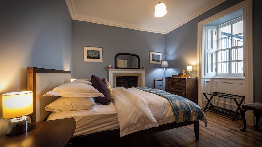 Eilean Sionnach Lighthouse Cottage