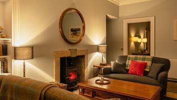 Cottage, 4 Bedrooms | Living area