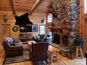 TV, fireplace - The Cabin at The Land of the Yellow River (Necedah)