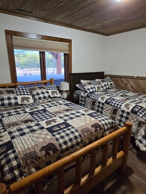 6 bedrooms, WiFi, bed sheets - The Land in the Pines-Cabin (Necedah)