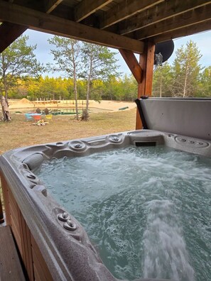 Outdoor spa tub - The Land in the Pines-Cabin (Necedah)