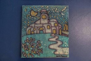 A colorful painting of a whimsical building with a winding path and a tree. - Casa Sabina - Anacapri (Anacapri)