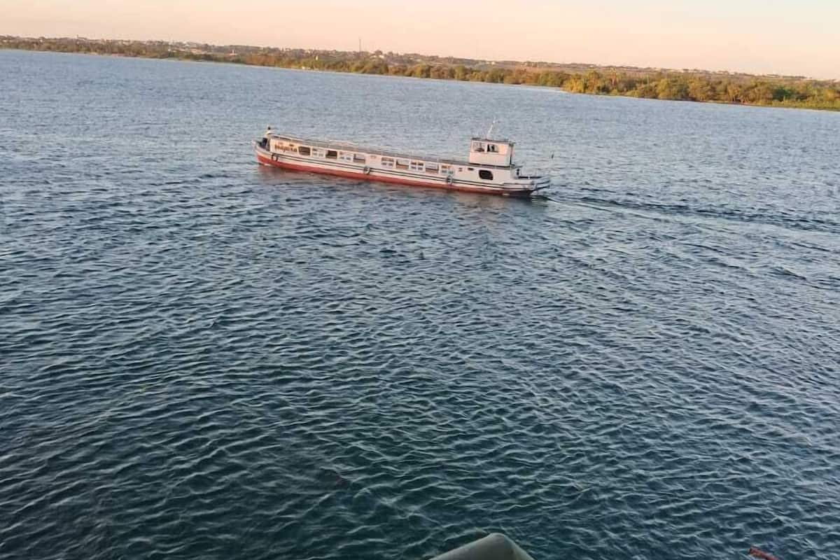 Um rio com um barco.