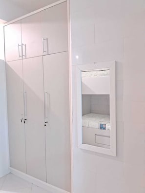 Chambre supérieure double, salle de bain privée | Bureau, espace de travail pour ordinateurs portables
