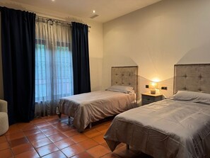 4 bedrooms, iron/ironing board, WiFi, bed sheets