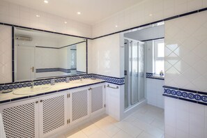 Dusche, Haartrockner, Handtücher, Toilettenpapier