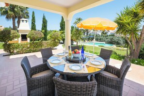 Outdoor dining - Villa Rosa Nautica with AC & Wi-fi near beach (Carvoeiro)