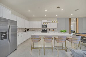 Fridge, microwave, oven, stovetop - EV_16271 - 10 Bed 8 Bath Villa with Screened-In Pool with Spillover Spa, Games (Davenport)