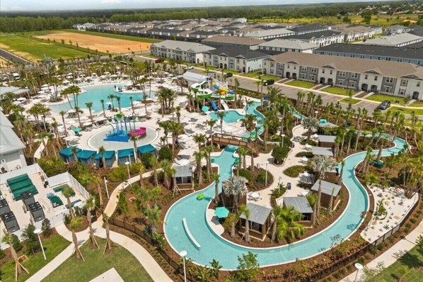 Ein Resort mit großem Schwimmbad, Wasserrutschen und mehreren Gästevillen.