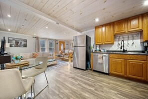 Interior - Charming 4-bedroom house close to the Parkway and Dollywood in Pigeon Forge. (Pigeon Forge)