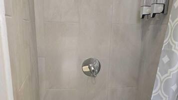 Comfort Apartment | Bathroom | Free toiletries, towels, soap, shampoo