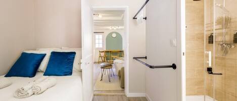 1 غرفة نوم ومكواة/لوح كي وواي فاي مجانًا وملاءات أسرّة