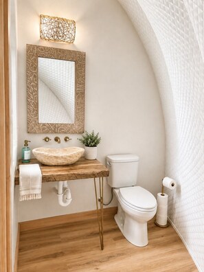 Shower, hair dryer, towels - Cassiopeia at the Retreat (Gillespie County)
