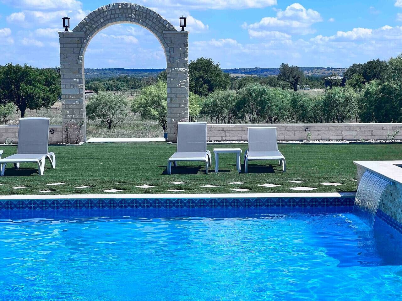 室外游泳池，恒温泳池