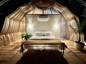 Iron/ironing board, WiFi, bed sheets - Draco at the Retreat (Gillespie County)