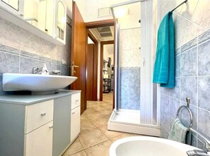Shower, hair dryer, bidet, towels - Villa Bellevue (Tertenia)