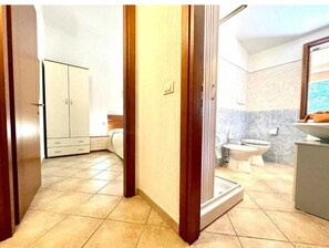 Regadera, secadora de cabello, bidet, toallas 
