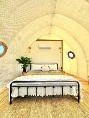 16 bedrooms, desk, iron/ironing board, travel cot - The Retreat at Fredericksburg (Fredericksburg)