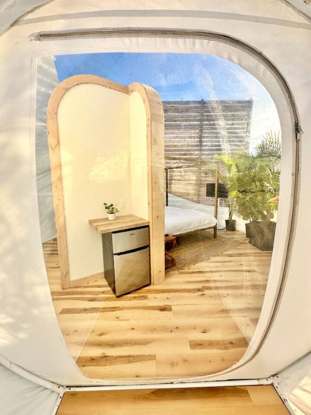 16 quartos, escrivaninha, ferros/tábuas de passar roupa, berço de viagem