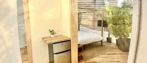 16 soverom, skrivebord, strykejern/-brett og reiseseng for barn